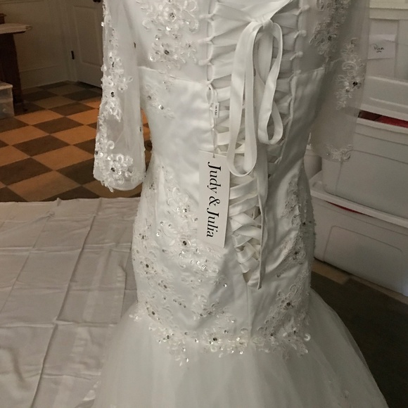 Wedding gown - Picture 13 of 16